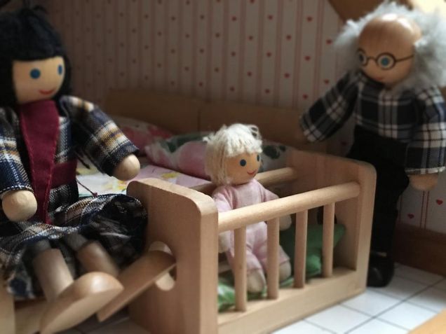 Familie im Puppenhaus